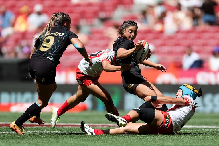 Brisa Tigo pelea por avanzar, en el partido de Las Yaguaretés ante Japón