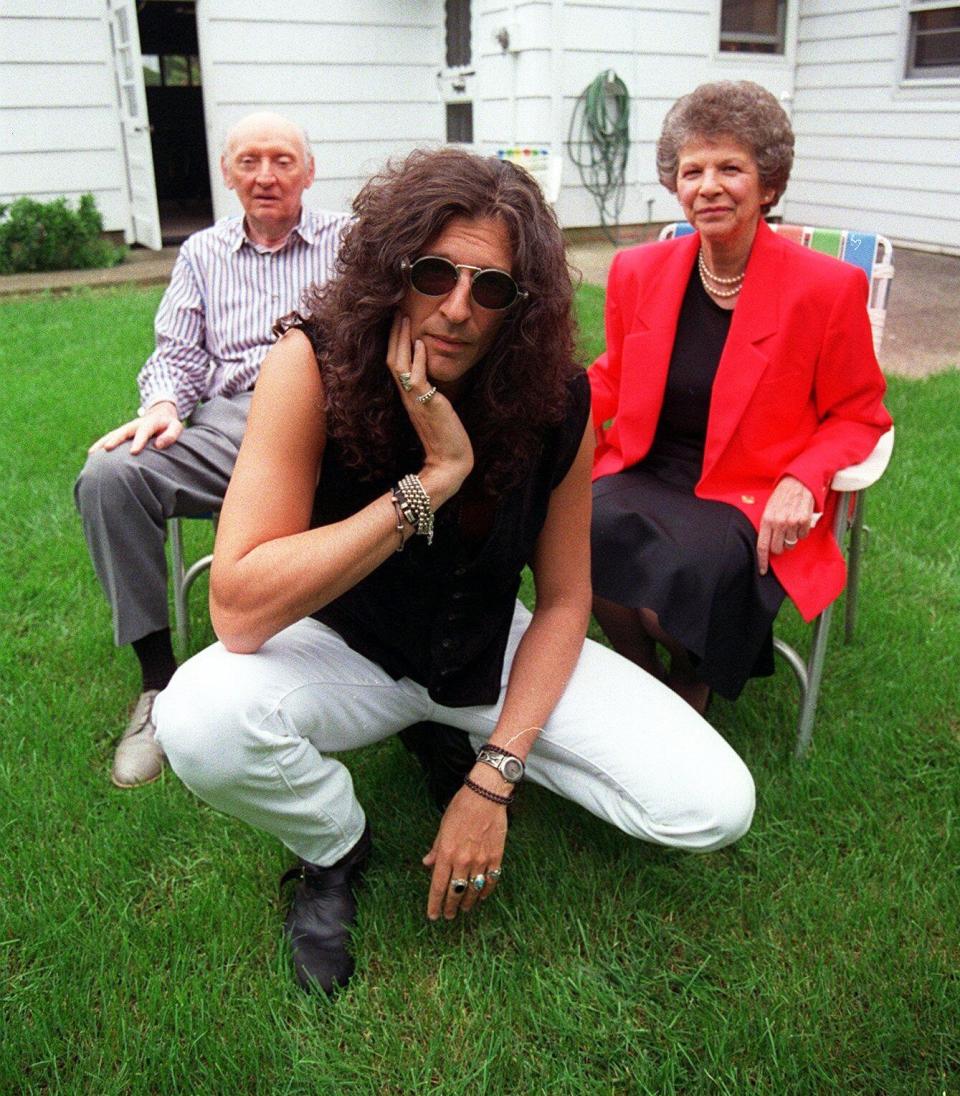 Rockville Centre, N.Y.: Howard Stern and his parents Ben and Ray in the backyard of their home