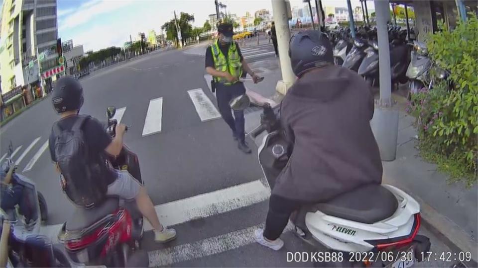 機車騎士停紅燈玩手機忘我　無視眼前警察「優雅散步」結局GG了