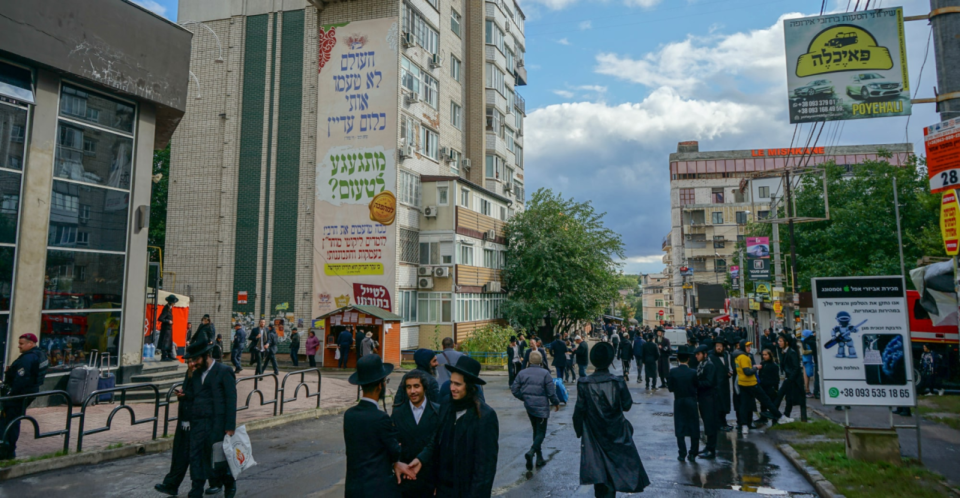 Hasids mill about Pushkina Street, near the tomb of Rabbi Nachman. Uman, Ukraine, September 2022 <span class="copyright">Anthony Bartaway / NV</span>