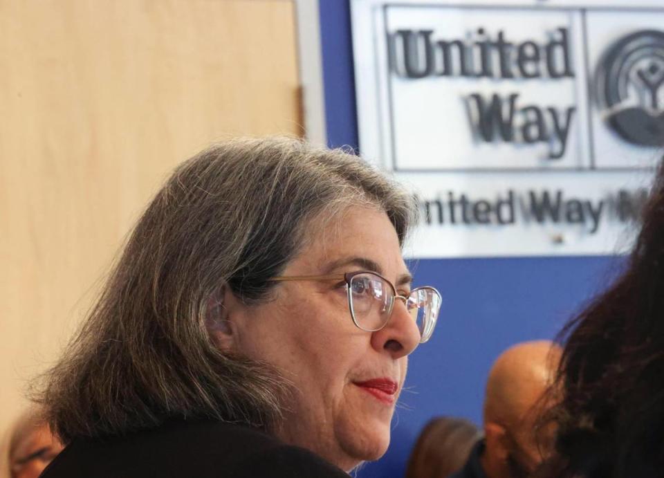 La alcaldesa Daniella Levine Cava escucha a las madres durante una mesa redonda en el Center for Excellence in Early Education de United Way, el martes 12 de julio de 2022 en Miami.