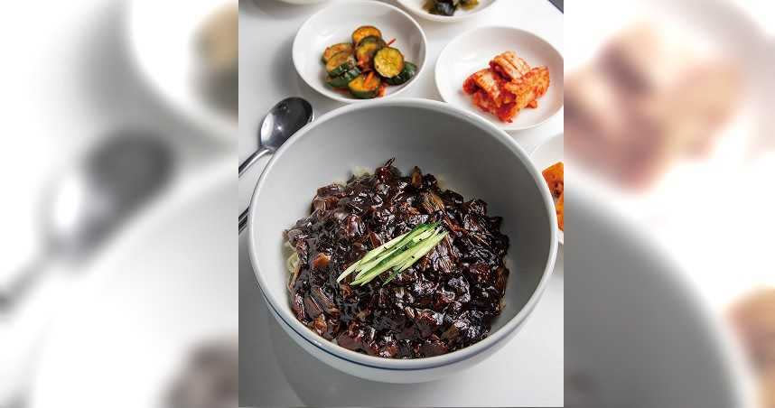 「韓式炸醬麵」有稍微降低甜度，不似傳統版那麼重口味，生麵麵條頗具彈性。（219元）（圖／焦正德攝）
