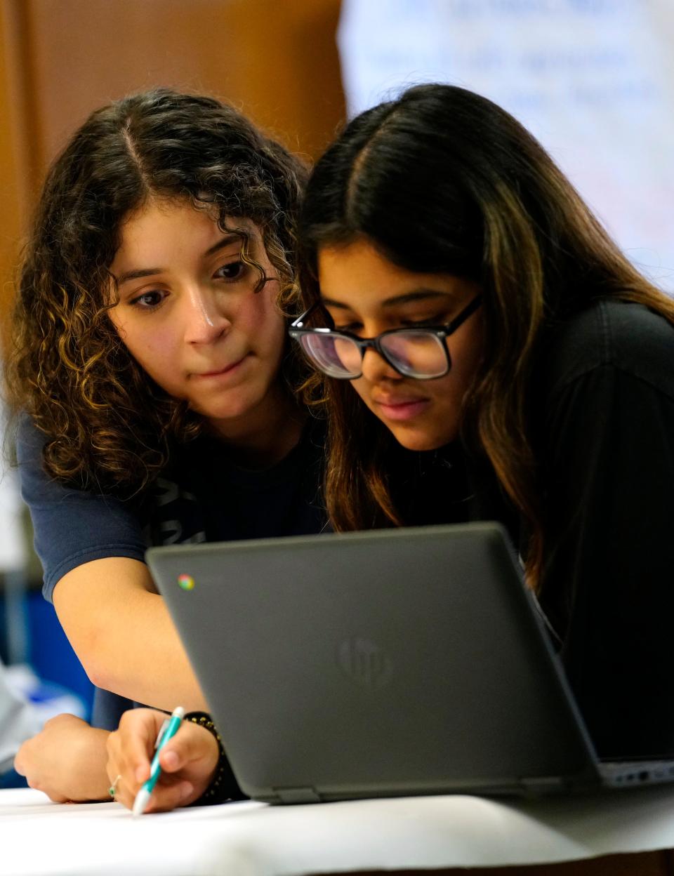 Briana Suazo y Darla Murillo trabajan juntas en su clase de biología avanzada, en la Academia STEM José Martí, el jueves 14 de marzo de 2024, en Unión City.