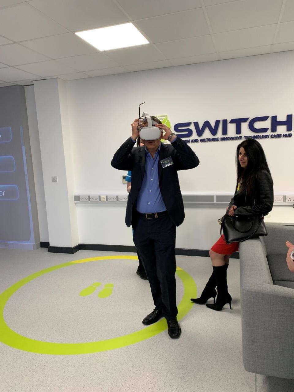 Swindon Advertiser: el Dr. Michael Mosley se prueba un casco de realidad virtual en New College