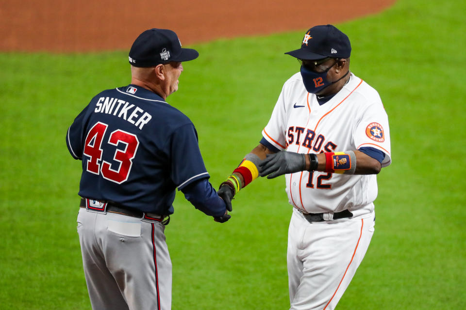 休士頓太空人總教練Dusty Baker Jr.（圖右）與亞特蘭大勇士總教練Brian Snitker。（Photo by Rob Tringali/MLB Photos via Getty Images）