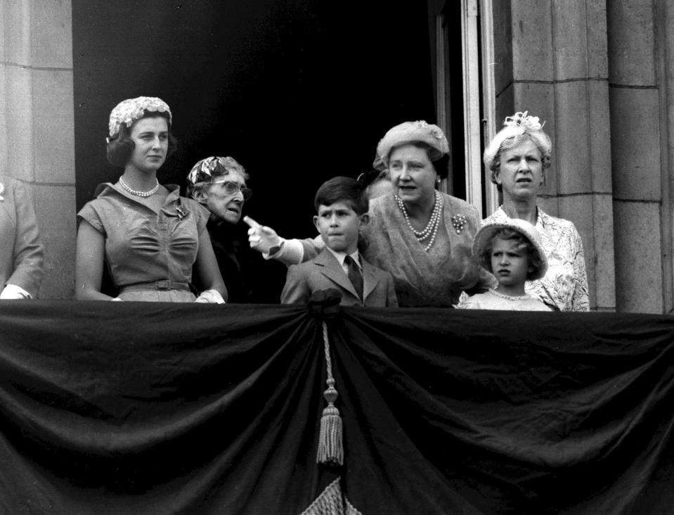 Le prince Charles et la princesse Anne au palais de Buckingham en 1956 lors de la cérémonie de Trooping the Colour avec la Reine-mère. [Photo: PA]