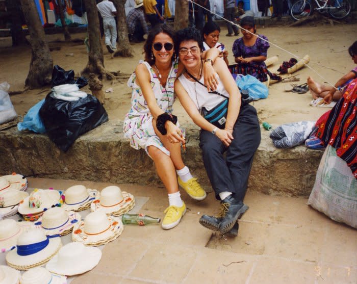 Mama Flavia and Mama Lu at an artisan market in Oaxaca, Mexico in July 1991. <span class="copyright">Quetzal Maucci</span>