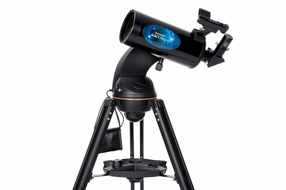 Un telescopio Celestron sobre un fondo blanco.