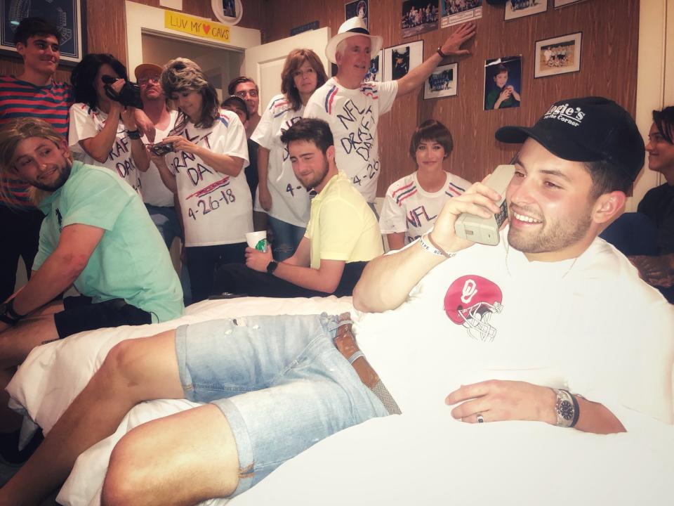 Baker Mayfield recreated the iconic Brett Favre draft-day photo from 1991 on the eve of the 2018 NFL draft. (Baker Mayfield/Twitter)