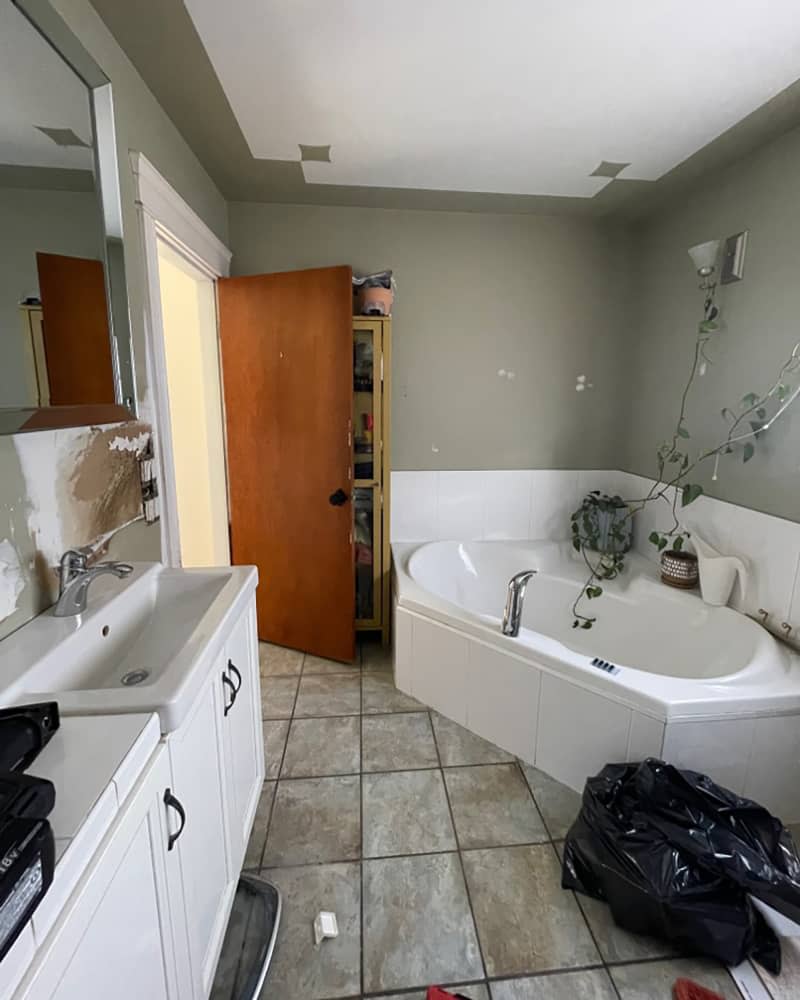<span>The DIYers removed and sold the bulky corner tub that took up valuable space, as well as the old vanity. Credit: <a href="https://www.instagram.com/natalieapaquin/" rel="nofollow noopener" target="_blank" data-ylk="slk:Natalie Paquin;elm:context_link;itc:0;sec:content-canvas" class="link ">Natalie Paquin</a></span> <span class="copyright">Credit: <a href="https://www.instagram.com/natalieapaquin/" rel="nofollow noopener" target="_blank" data-ylk="slk:Natalie Paquin;elm:context_link;itc:0;sec:content-canvas" class="link ">Natalie Paquin</a></span>