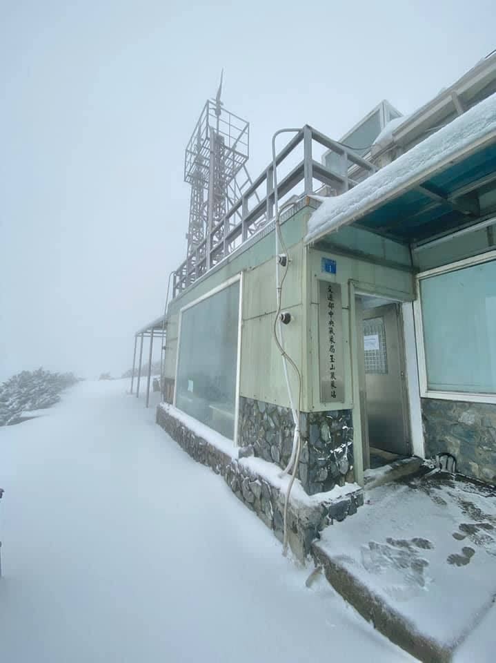 玉山氣象站除觀測各項天氣數據外，也提供登山遊客急難救助。（圖／翻攝自玉山氣象站粉專）