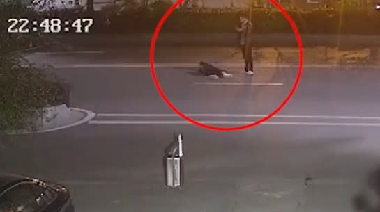 女子最後直接躺在馬路上，男友卻放任女子的行為。（圖／翻攝自《星視頻》）
