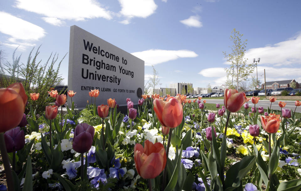 Foto de archivo de un cartel de bienvenida de la Brigham Young University en Utah. (AP Photo/Rick Bowmer, File)