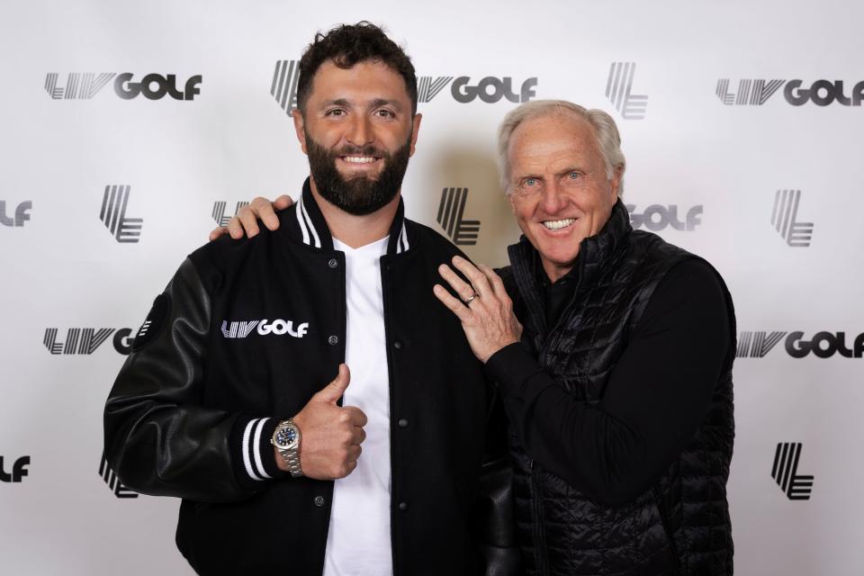 Jon Rahm posa para una fotografía con el comisionado y director ejecutivo de LIV Golf, Greg Norman.