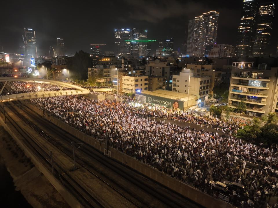 Manifestación multitudinaria en Tel Aviv contra la medida. (Photo by Harel Ben Nun/Anadolu Agency via Getty Images)