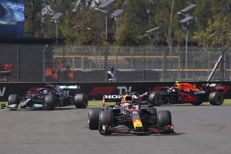 Max Verstappen de Red Bull lidera en el Gran Premio de México de la Fórmula 1