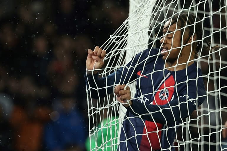 El delantero del París Saint-Germain Bradley Barcola celebra un gol durante el partido de la Ligue 1 contra Le Havre, en el Parque de los Príncipes de París el 27 de abril de 2024 (FRANCK FIFE)