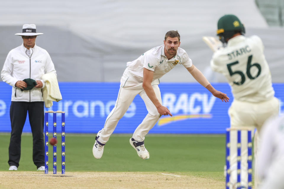 South Africa's Enrich Nortje, center, bowls to Australia's Mitchell Starc during the second cricket test between South Africa and Australia at the Melbourne Cricket Ground, Australia, Wednesday, Dec. 28, 2022. (AP Photo/Asanka Brendon Ratnayake)