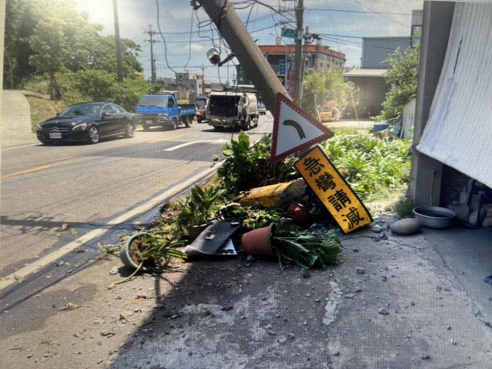 王男駕駛垃圾車疑似轉彎未注意不慎撞到電線桿，導致電桿倒塌。圖：讀者提供