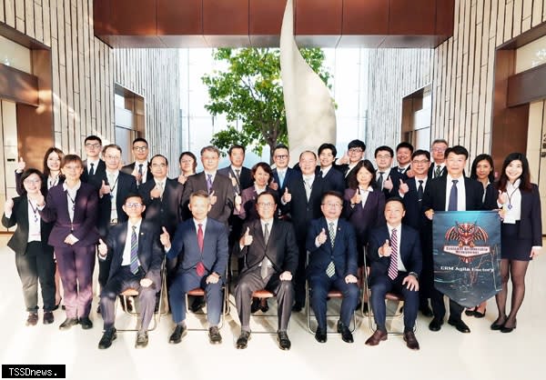 華南銀行總經理黃俊智（前排圖中）偕同二代敏捷工場團隊成員共同舉辦啟動大會。