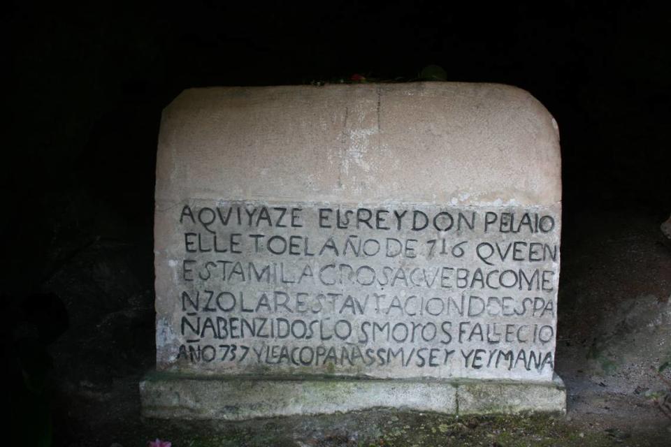 La tumba del Rey Pelayo en la Santa Cueva de Covadonga.