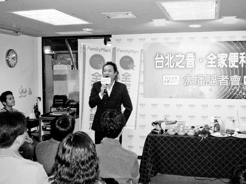 2001年殷士偉媒合台北之音與全家便利店公播。當年他還留著一頭創意人長髮。（瑞迪廣告提供）