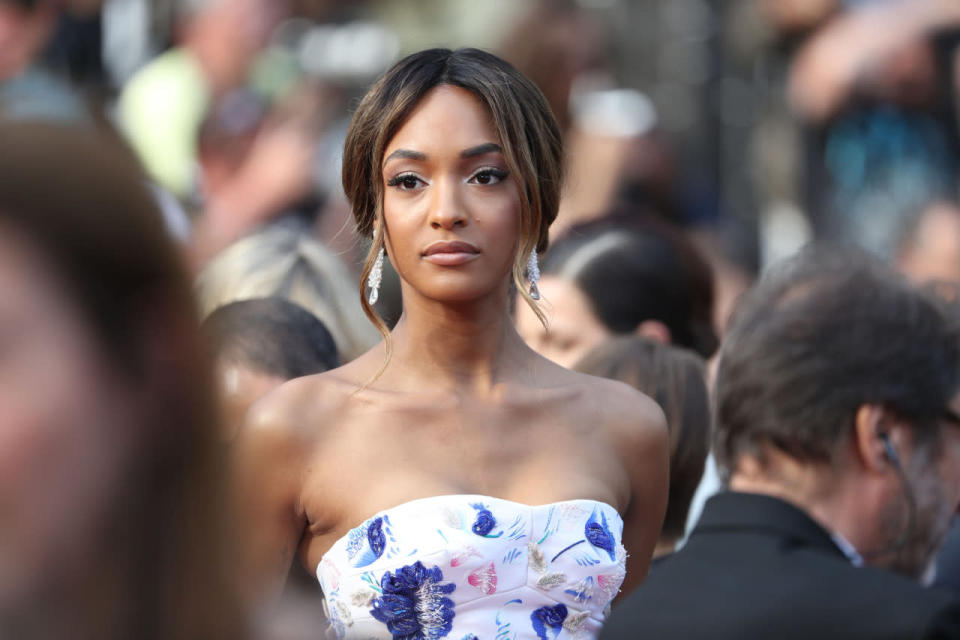 Jourdan Dunn, fameuse mannequin, portait une paire de boucles d'oreilles Haute Joaillerie en or blanc et diamants blancs.