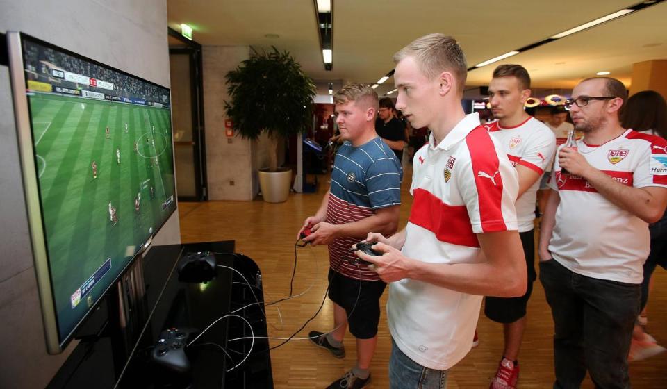 2017年7月19日，德國斯圖加特足球隊與職業電競選手的虛擬足球大賽。歐陸許多球團也擁有或投資電競團隊，以拉攏與青少年的距離。（東方IC）