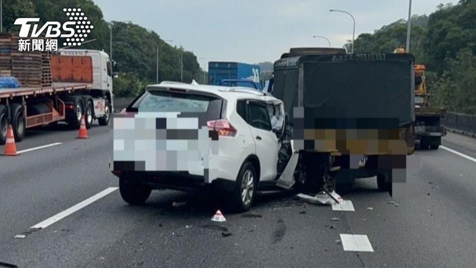 小貨車乘客被撞飛死亡。（圖／TVBS）