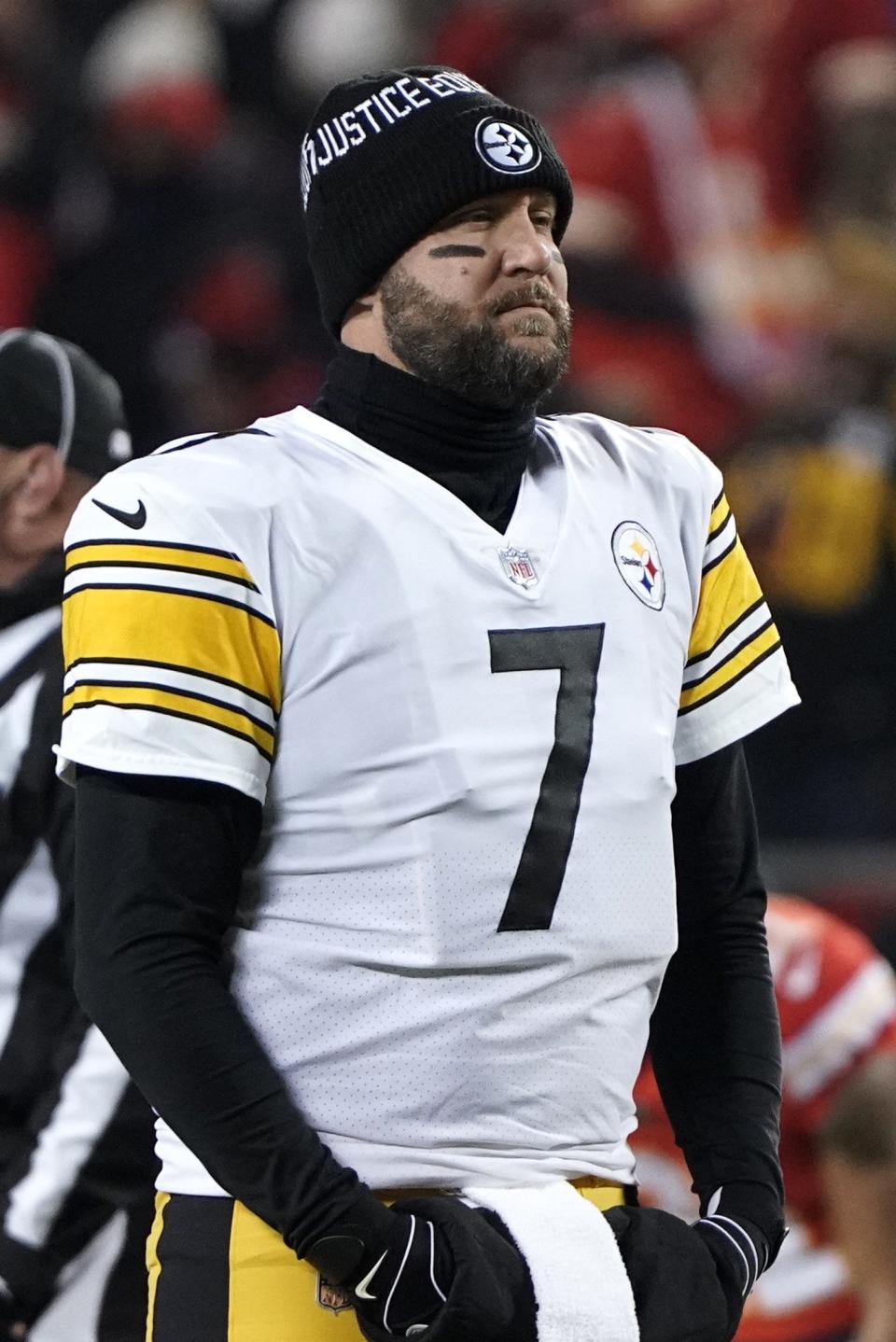 Ben Roethlisberger looks on during the Steelers' AFC wild-card playoff loss to the Chiefs on Jan. 16, 2022.