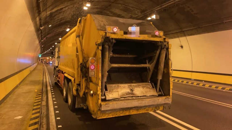 國道3號嘉義蘭潭隧道今天下午發生5車連環追撞事故，造成1人死亡、4人輕重傷。（圖／民眾提供）