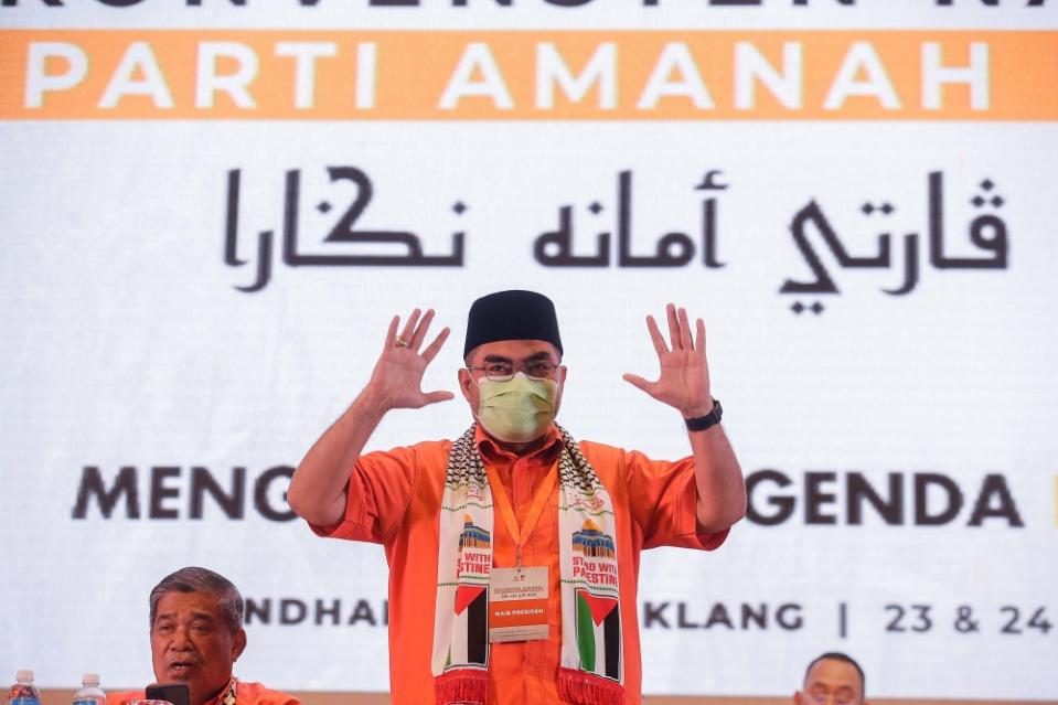 Amanah Deputy President Datuk Seri Mujahid Yusof Rawa greets party members before delivering his speech during the 2023 National Amanah Convention at Wyndham Acmar, Klang December 24, 2023. — Picture by Sayuti Zainudin