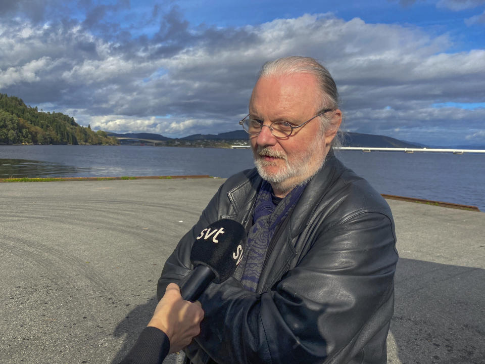 El autor noruego Jon Fosse charla con la prensa en un muelle en Frekhaug, Noruega, el 5 de octubre de 2023. El Premio Nobel de Literatura fue otorgado a Fosse el 5 de octubre de 2023 por la Academia Sueca. (Gunn Berit Wiik / Strilen /NTB Scanpix vía AP)