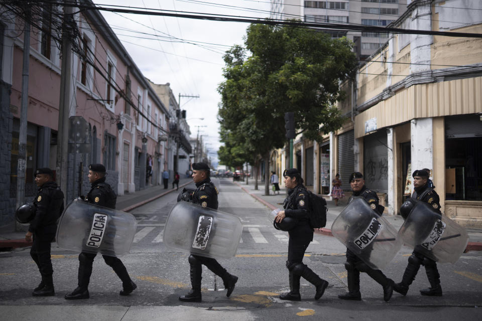 La policía abandona el Congreso después de que se determinó que no habría una sesión debido a la falta de legisladores en la Ciudad de Guatemala, el jueves 16 de noviembre de 2023. Un fiscal guatemalteco anunció el jueves que pedirá el retiro de inmunidad del presidente electo Bernardo Arévalo, su vicepresidenta y legisladores del Movimiento Semilla a quienes señala de haber hecho publicaciones en las redes sociales animando a los estudiantes a tomar la Universidad de San Carlos de Guatemala hace más de un año. (Foto AP/Santiago Billy)