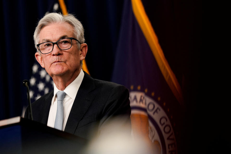 Le président du Conseil de la Réserve fédérale, Jerome Powell, tient une conférence de presse après que Powell a annoncé que la Fed a augmenté les taux d'intérêt de trois quarts de point de pourcentage dans le cadre de leurs efforts continus pour combattre l'inflation, suite à la réunion du Comité fédéral de l'open market sur la politique des taux d'intérêt à Washington, aux États-Unis, le 2 novembre 2022. REUTERS/Elizabeth Frantz