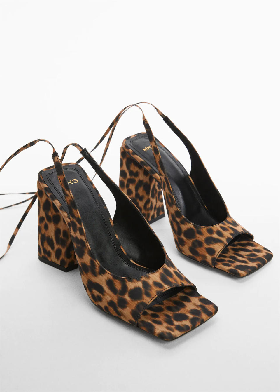 Sandalias de leopardo. (Foto: Mango)