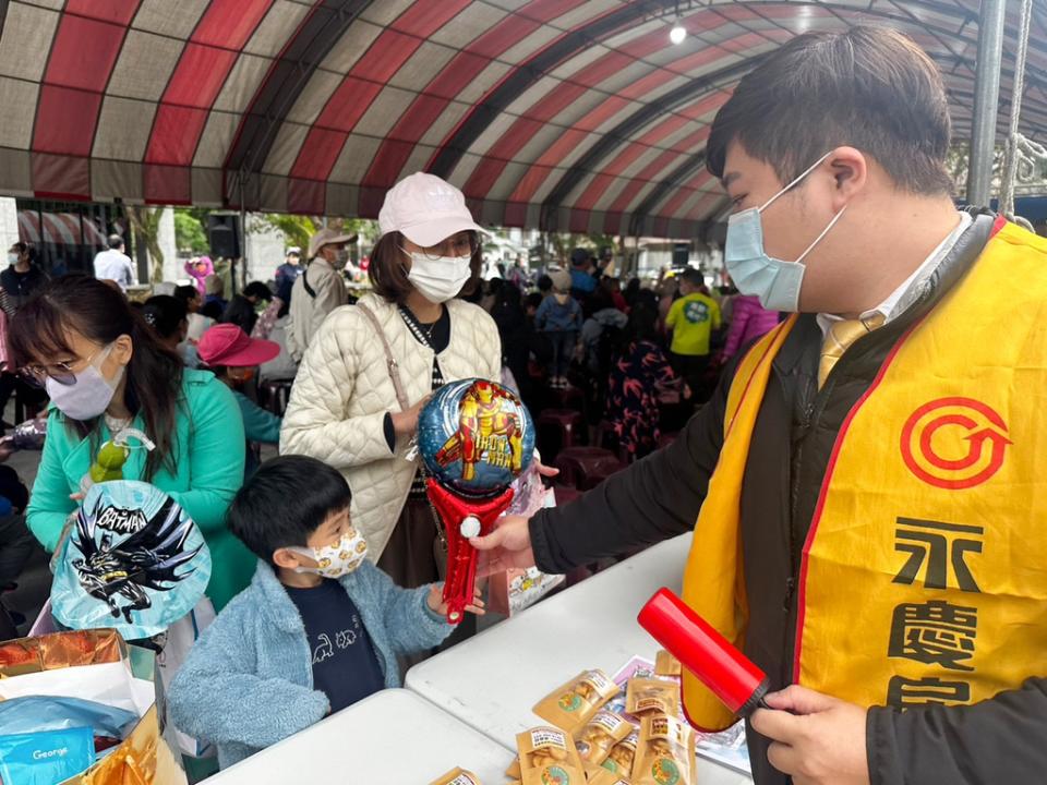 永慶房屋響應費鴻泰委員的家庭親子活動，發送造型氣球給現場大小朋友（永慶房產集團提供）