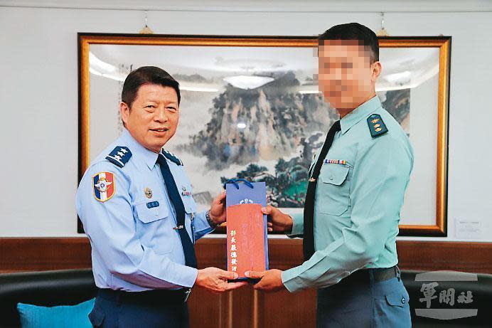 空軍二級上將張哲平（左）因遭共諜頻頻接觸，錯失參謀總長寶座，改任毫無兵力實權的國防大學校長待退。（軍聞社提供）