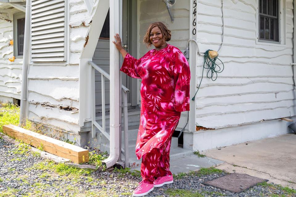 Retta reacts to the Weeki Wachee Battle Ship Home, as seen on Ugliest House in America, Season 2.