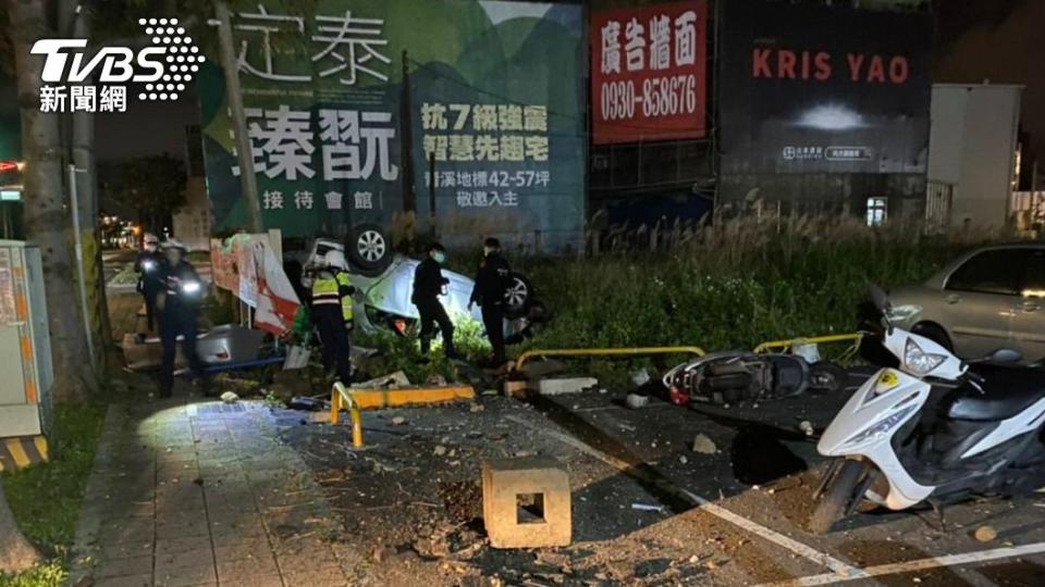 雷男酒駕翻車，警消到場處理。（圖／警方提供）