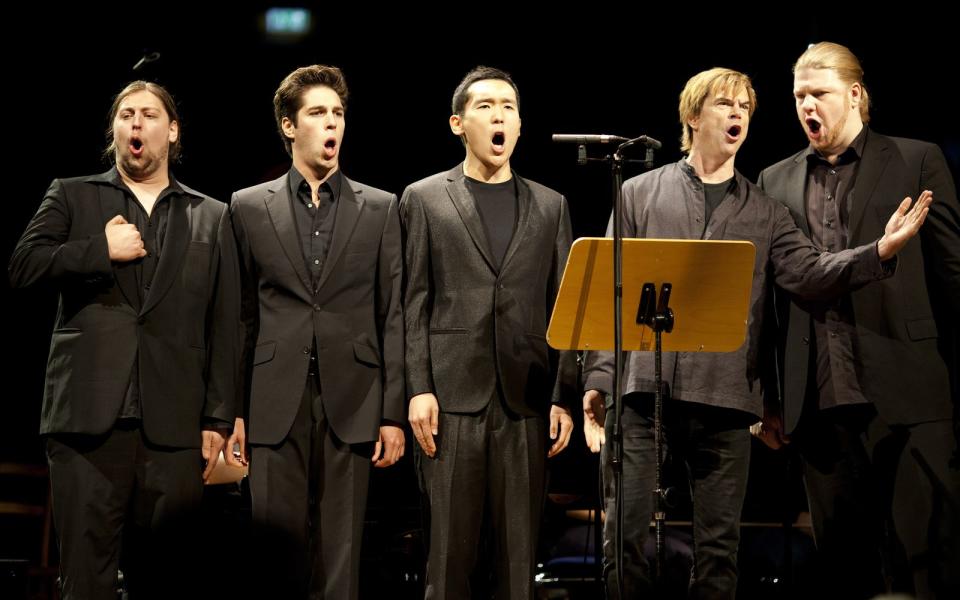 Im Oktober 2013 veranstalteten die Toten Hosen und das Sinfonieorchester der Robert Schumann Hochschule Düsseldorf drei Konzerte in der Tonhalle Düsseldorf. Unter dem Titel "Willkommen in Deutschland" wurde an die Reichsmusiktage und die Ausstellung "Entartete Musik" im Düsseldorfer Ehrenhof 75 Jahre zuvor erinnert. (Bild: Carla Meurer)