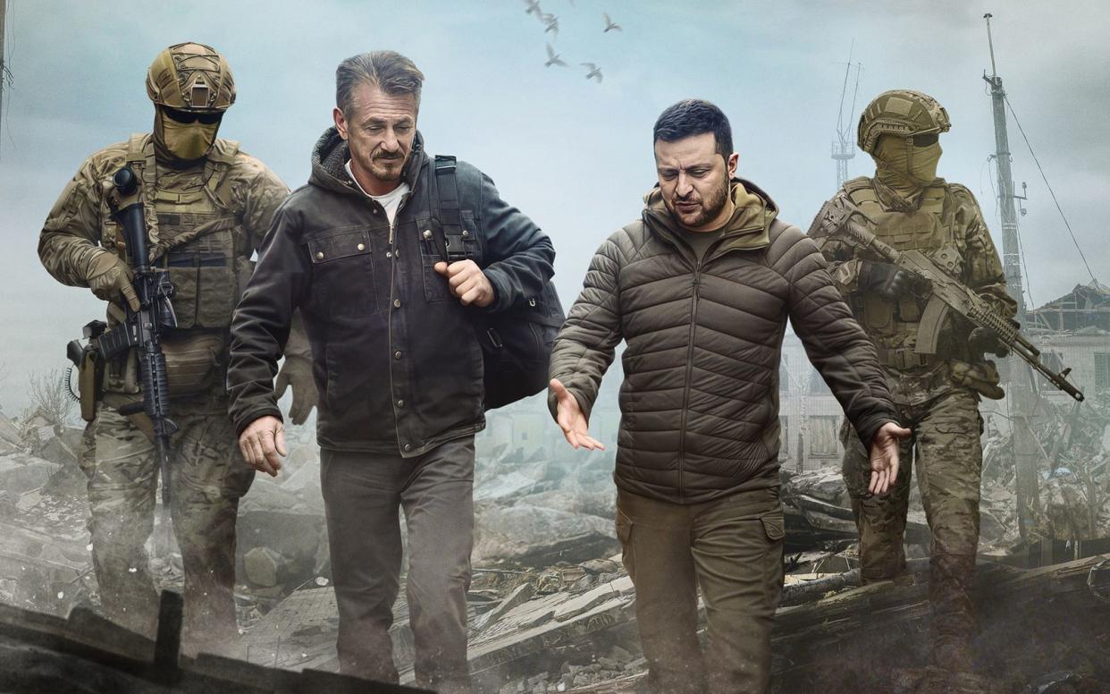 Direkt an der Front: Hollywoodstar Sean Penn (Zweiter von links) reiste mehrfach ins Kriegsgebiet in die Ukraine, um unter anderen den ukrainischen Präsidenten Wolodymyr Selenskyj (Dritter von links) traf. (Bild: The People's Servant, LLC / The HISTORY Channel)