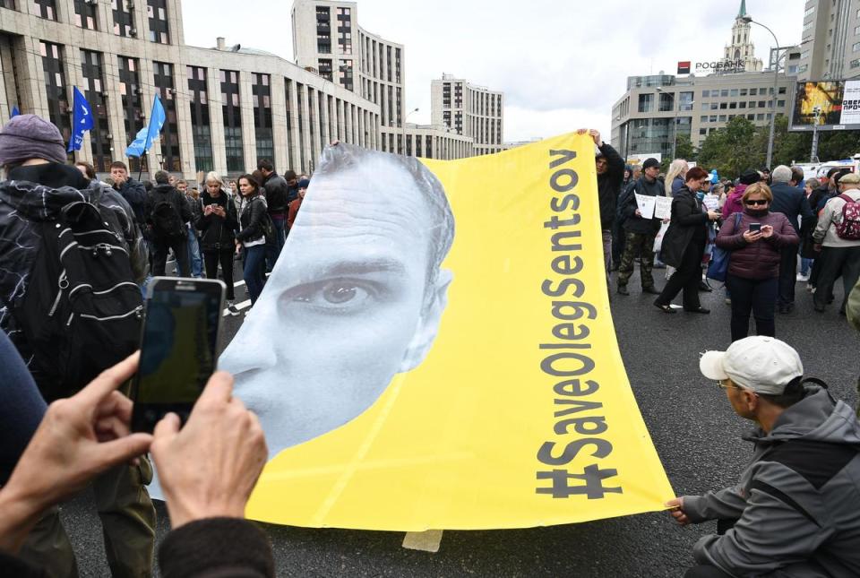 2018年6月10日，抗議人士在莫斯科街頭拉起布條聲援在獄中絕食的烏克蘭導演森佐夫。（東方IC）