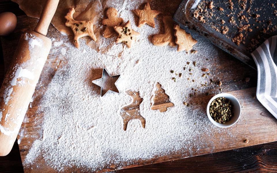 Nun geht sie wieder los, die Zeit des Naschens. Dazu gehören gebackene Leckereien wie Plätzchen oder Kuchen. Und in nahezu jedem Rezept ist eines enthalten: Zucker. Kein Wunder, wird das Gebäck dadurch erst richtig schmackhaft und Konsistenz und Volumen genau richtig. Wer auf Zucker verzichten will oder muss, braucht aber noch lange nicht die geliebten Weihnachtsplätzchen links liegen lassen. Mit diesen Alternativen können Sie den Zucker in Ihren Rezepten ersetzen ... (Bild: iStock / Muenz)