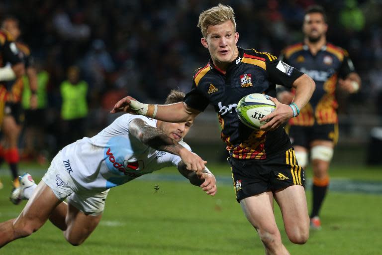 Francois Hougaard (left) of the Northern Bulls misses an attempt to tackle Damian McKenzie of Waikato Chiefs in Rotorua, New Zealand, on May 22, 2015