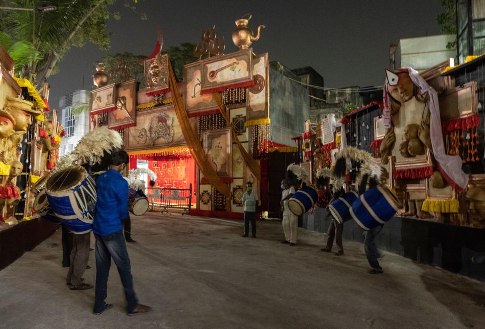 Dhakis at Tridhara pandal.