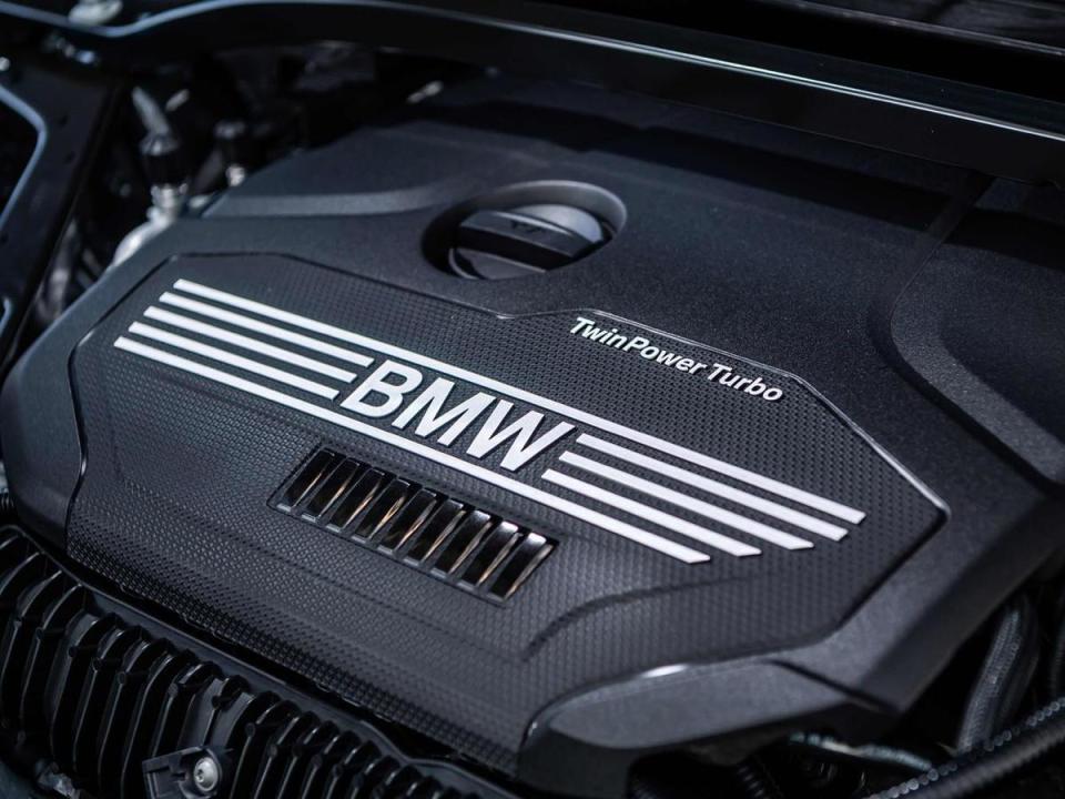 為滿足喜愛BMW新世代潮流車款的車迷朋友，BMW總代理汎德引進搭載2.0升BMW TwinPower Turbo直列4汽缸汽油引擎的全新BMW 120i Edition M及220i Edition M。