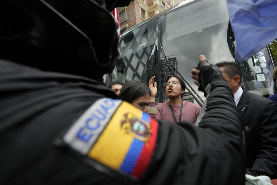 Un miembro de la comunidad LGBTI+ de Ecuador confronta a un policía en una protesta contra un decreto del gobierno de Perú que clasifica siente identidades de género como enfermedades mentales, en las afueras de la embajada peruana en Quito, Ecuador, el viernes 17 de mayo de 2024. (AP Foto/Dolores Ochoa)