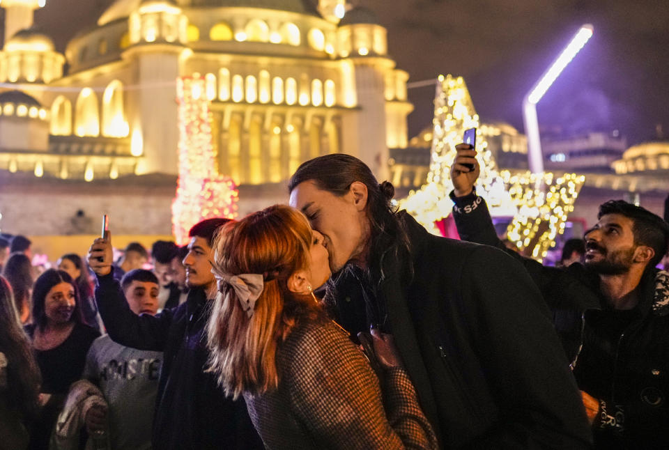 Una pareja se besa para celebrar la llegada del Año Nuevo el 1 de enero de 2024, en la Plaza Taksim, en el centro de Estambul, Turquía. (AP Foto/Emrah Gurel)