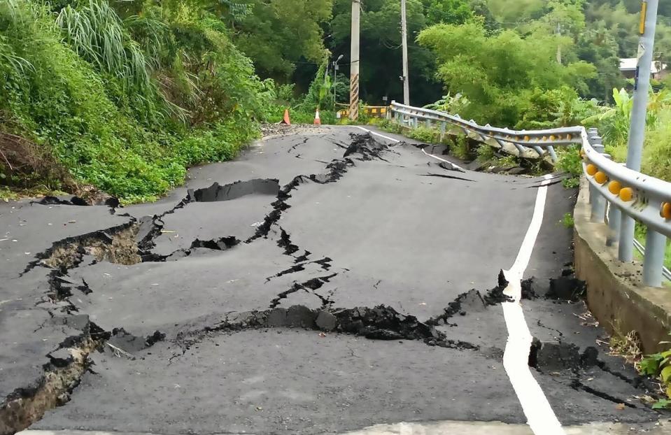 梅雨如山崩地裂！苗5-2線邊坡崩塌擠壓如震災過後